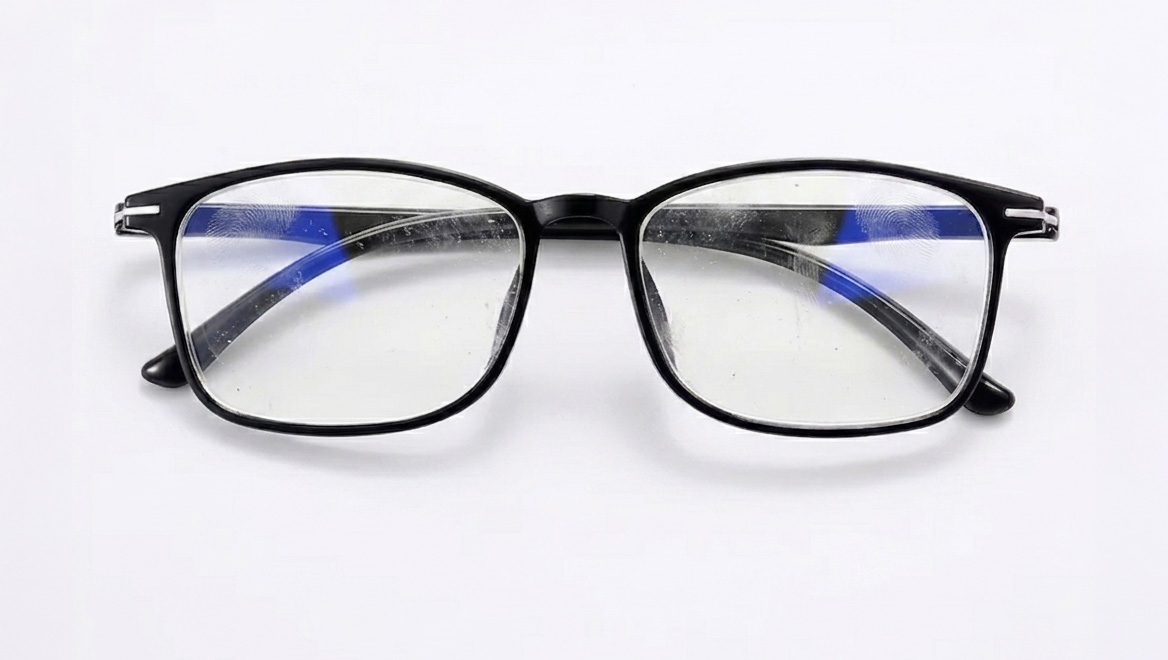 Zabrudzone okulary przed czyszczeniem